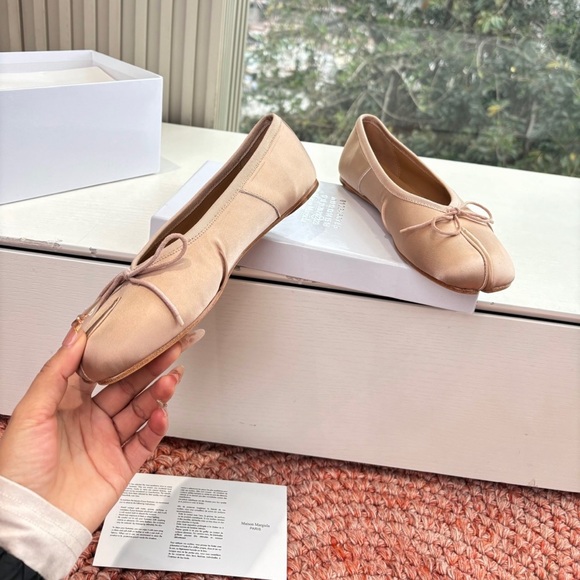 Maison Martin Margiela Beige Split-Toe Flats - Picture 6 of 8
